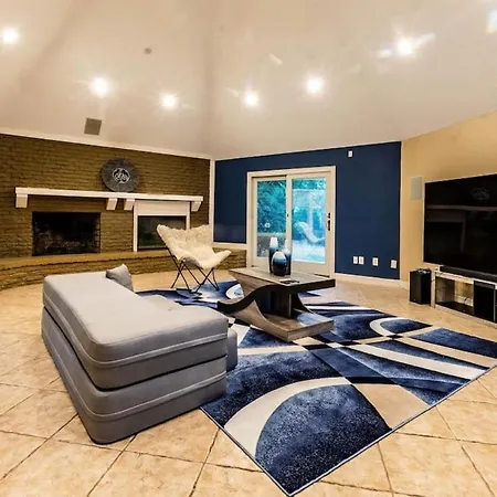 Huge 6 Bedroom With Pool, Spa, 85 Inch Tv, Game Room